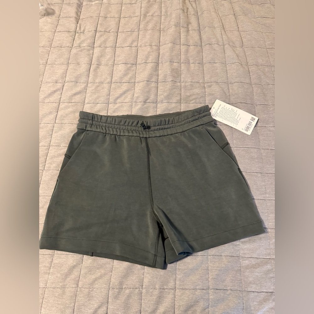 Lululemon - Softstreme High-Short 4inch - Size 8